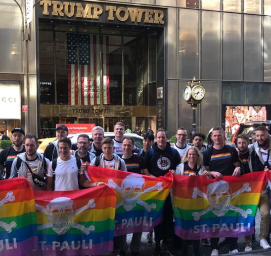 El equipo de fútbol St Pauli posó con banderas gay frente a la Torre Trump