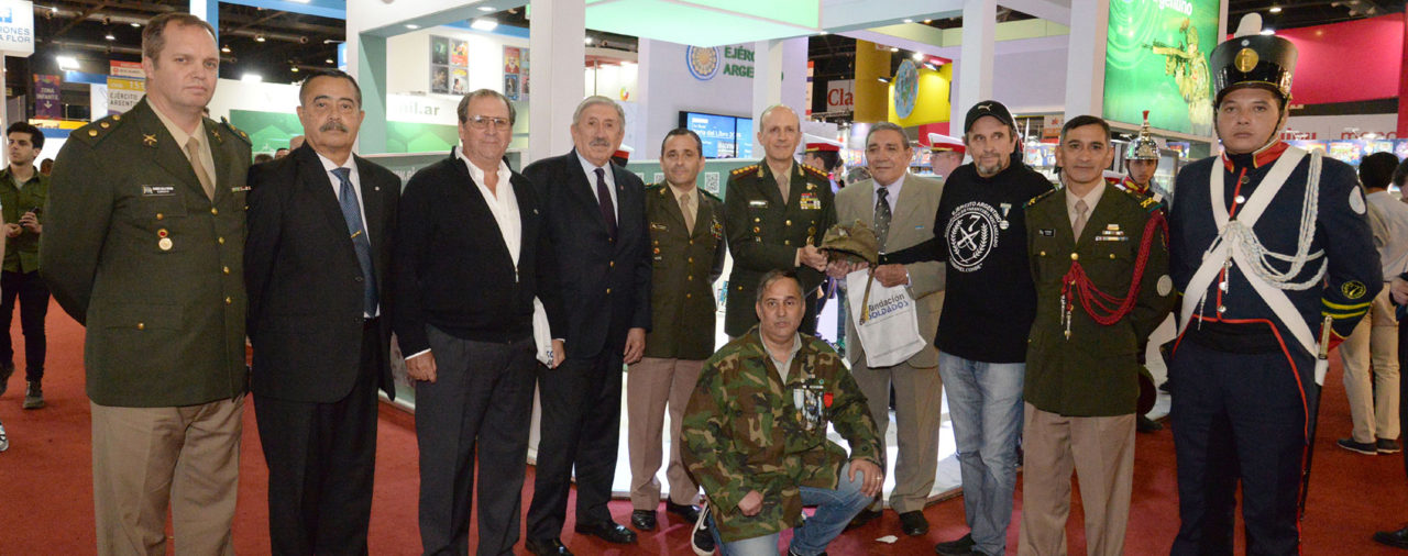 El veterano de Malvinas que recuperó el casco que le salvó la vida recibió un reconocimiento del Jefe del Ejército Argentino
