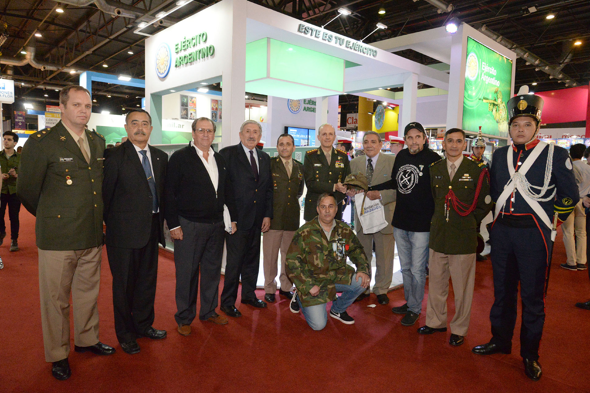 Jorge “Beto” Altieri, agachado, junto al Jefe de Estado Mayor del Ejército, Claudio Pasqualini, en el centro, y un grupo de veteranos del Regimiento 7ª de La Plata