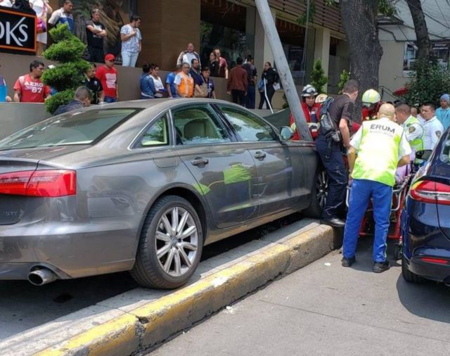 Embajador de Guatemala en México resultó herido en un choque; una mujer murió
