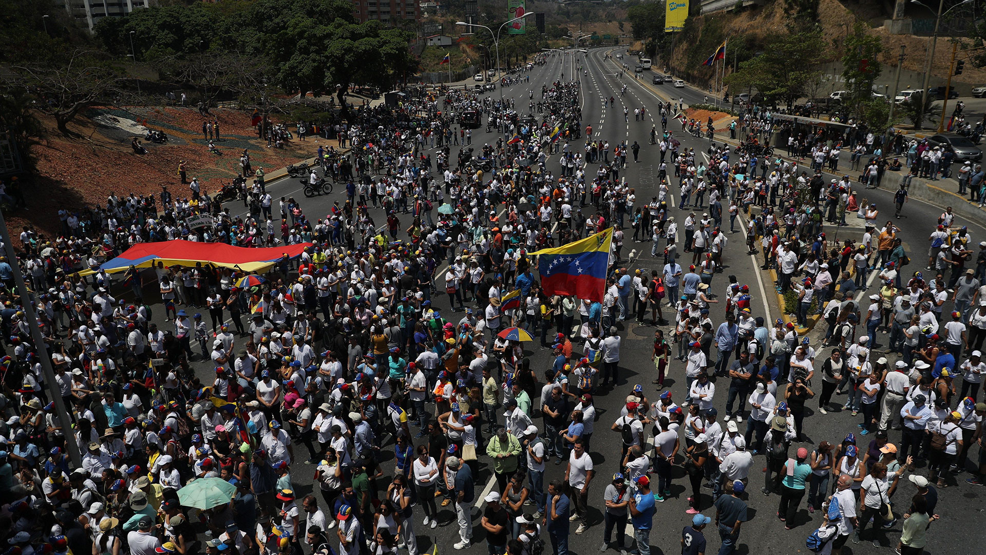 Miles de venezolanos en las calles de Caracas este miércoles, un día después del levantamiento encabezado por el jefe del Parlamento, Juan Guaidó (EFE/Miguel Gutiérrez)