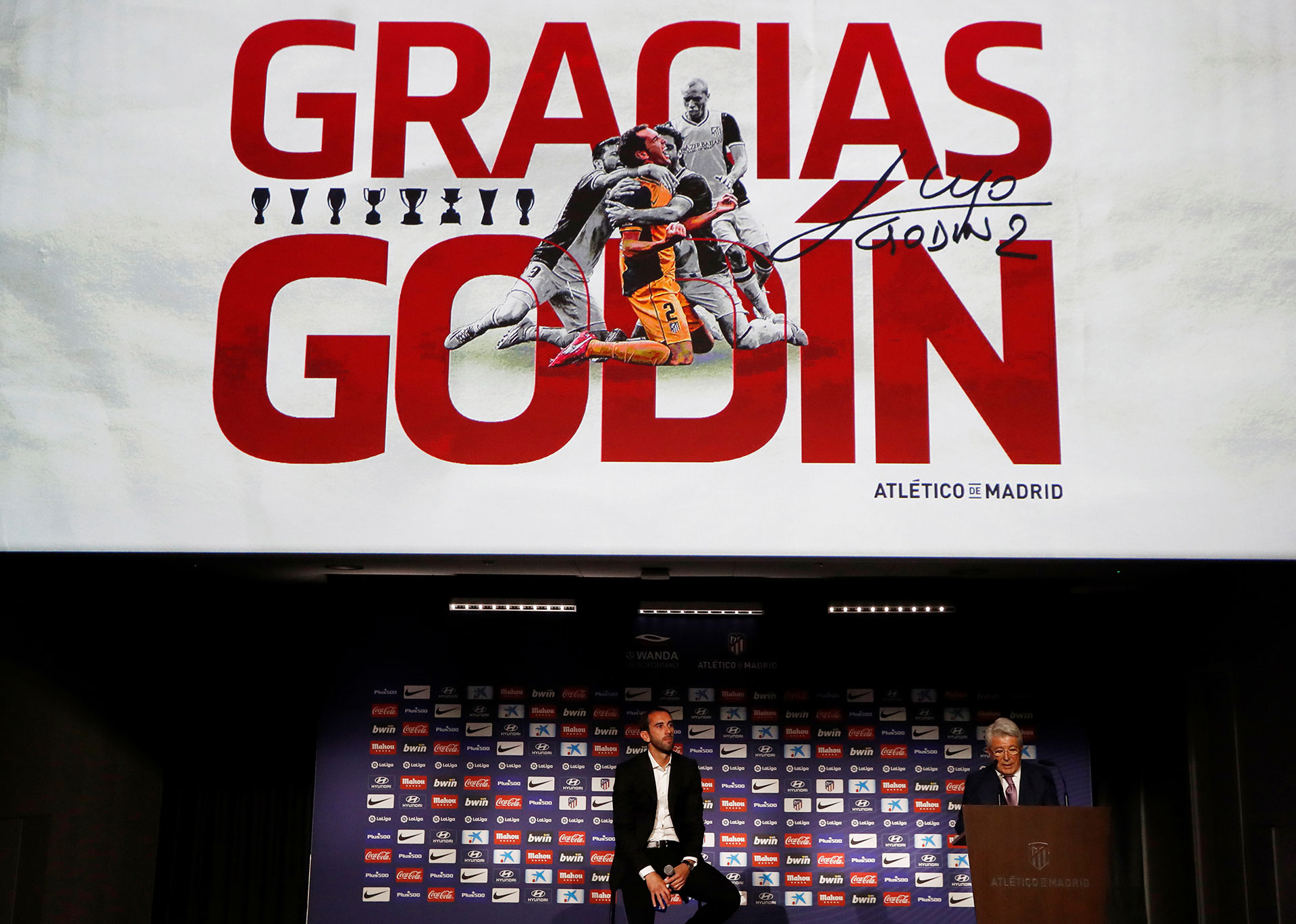 Diego Godín en la sala del Wanda Metropolitano junto a Enrique Cerezo, presidente de la institución (Reuters)