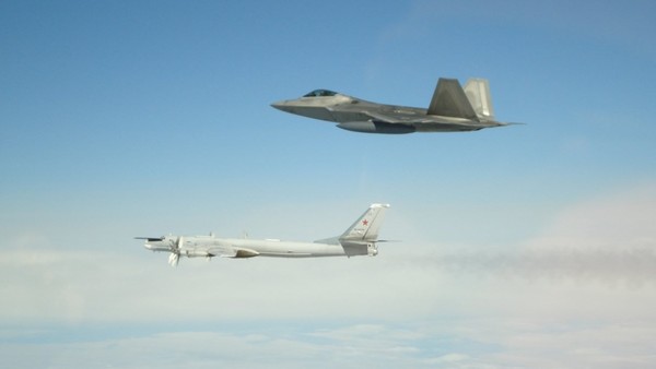 Estados Unidos interceptó seis aviones militares rusos en la costa de Alaska