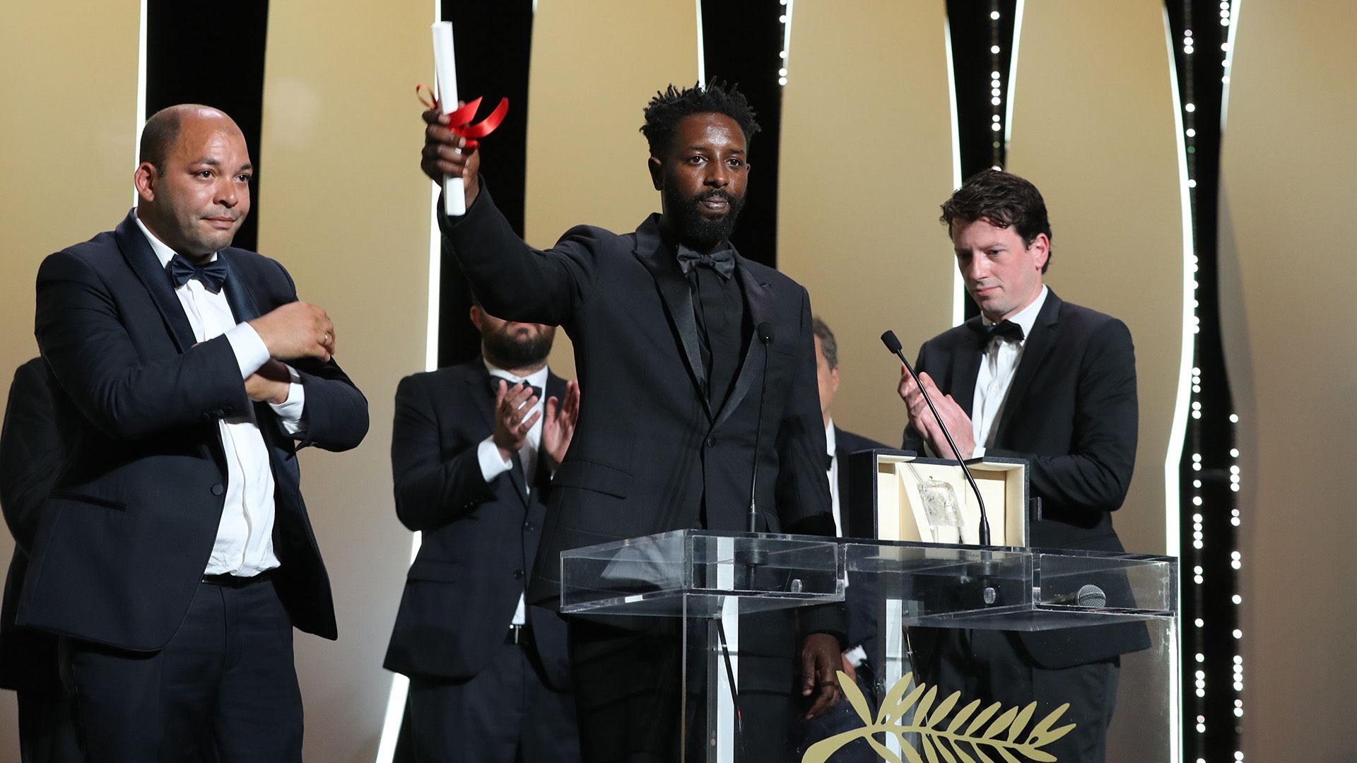 El cineasta Ladj Ly celebra el Premio del Jurado en Cannes por su película “Les Miserables (Photo by Valery HACHE / AFP)