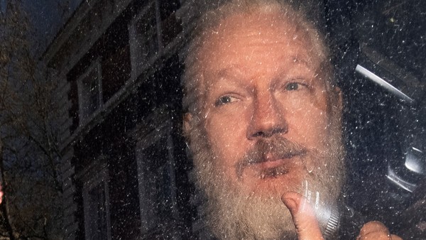 La fiscalía sueca presentó una orden de detención contra Julian Assange por violación