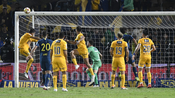 La jugada que pudo haber sido gol de Boca: una atajada, dos palos y una gran duda
