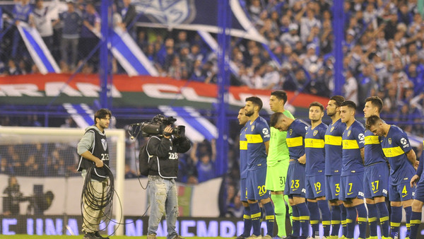 Los hinchas de Vélez insultaron a Mauro Zárate hasta cuando se entonó el Himno Nacional