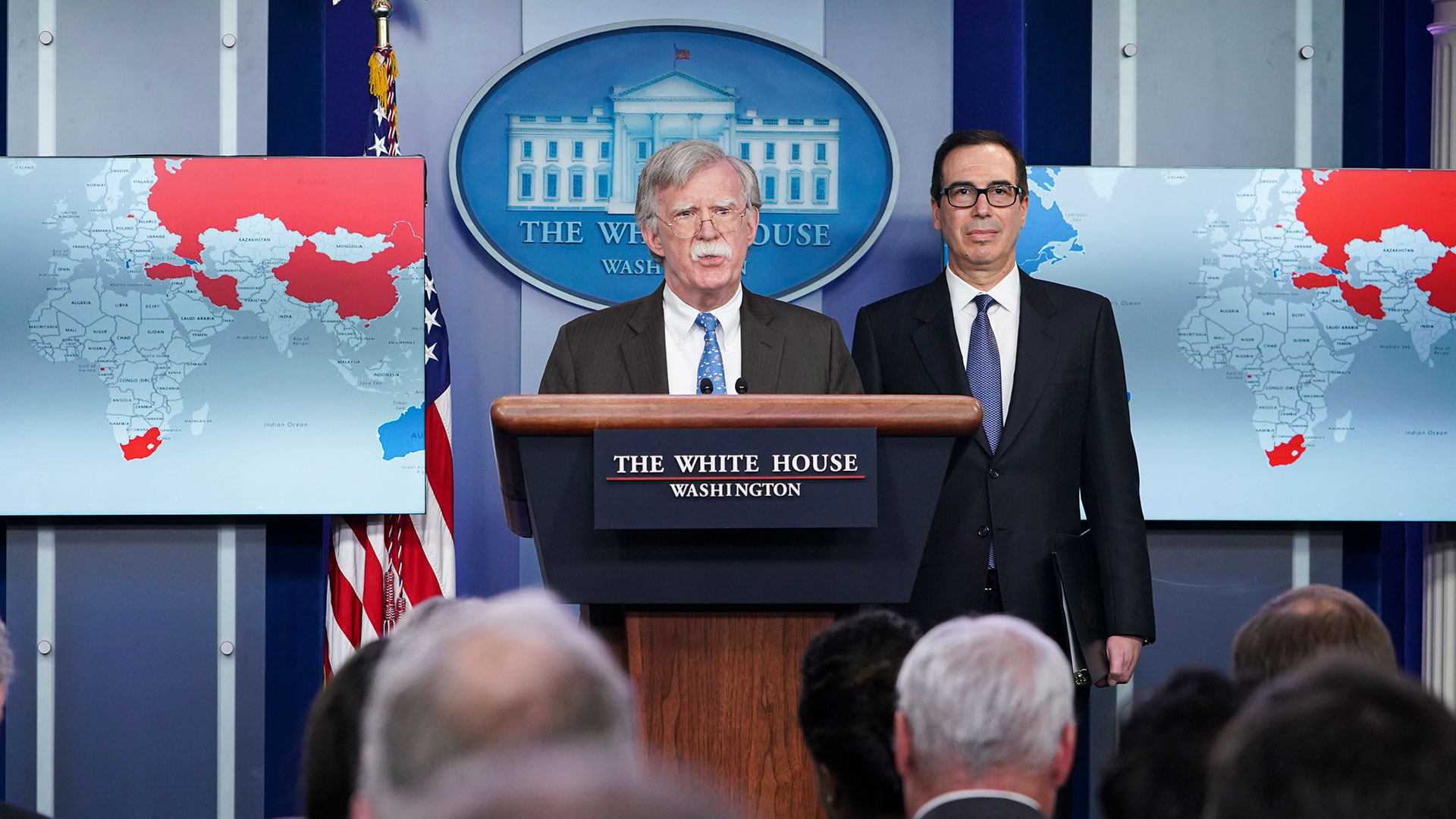 El asesor de Seguridad Nacional de la Casa Blanca, John Bolton, y Steven Mnuchin, secretario del Tesoro fueorn los encargados de anunciar todas las últimas sanciones económicas contra el régimen de Maduro (AFP)