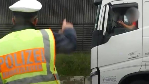 "¿Querés ver el cadáver?": El video viral donde un policía multa a los mirones de accidentes