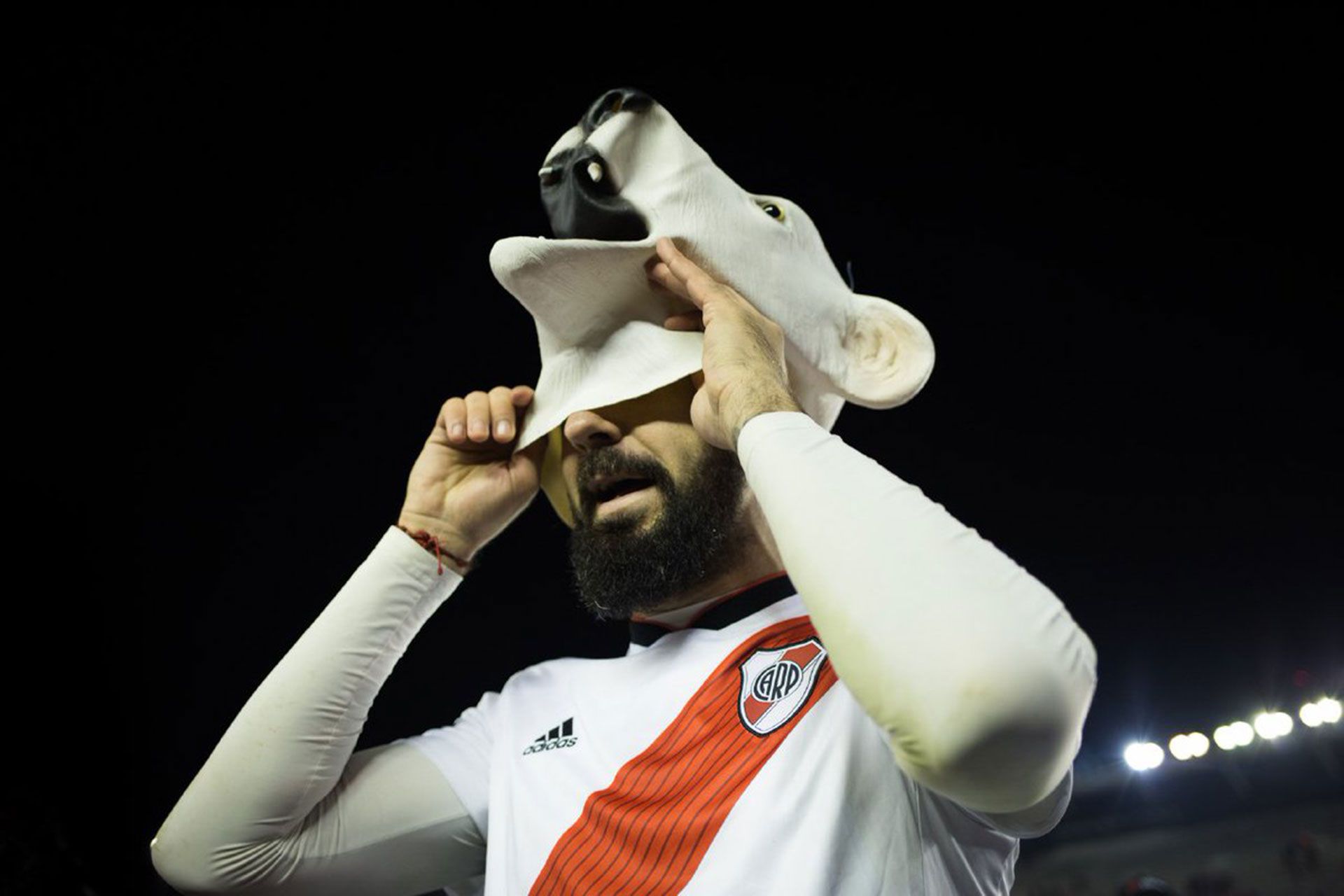 Pratto poniéndose la máscara de oso para celebrar el título de la Recopa Sudamericana
