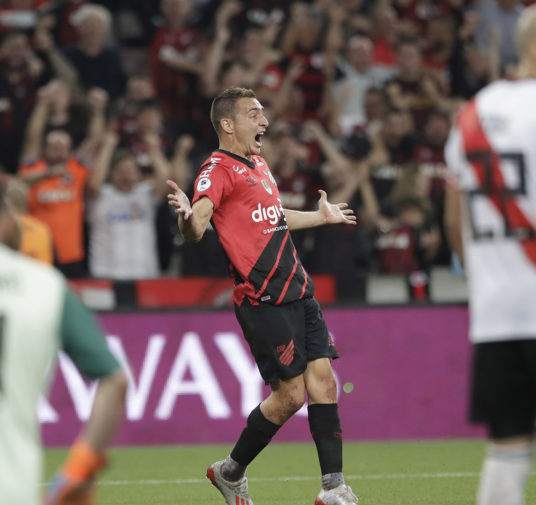 River sufre ante Atlético Paranaense: pierde 1-0 en la primera final de la Recopa Sudamericana