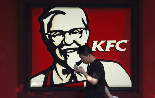 Se hizo pasar por inspector de calidad y comió gratis durante dos años en KFC