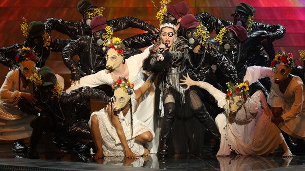 Tras su polémico y desafinado show en Israel, Madonna "tuneó" el video original