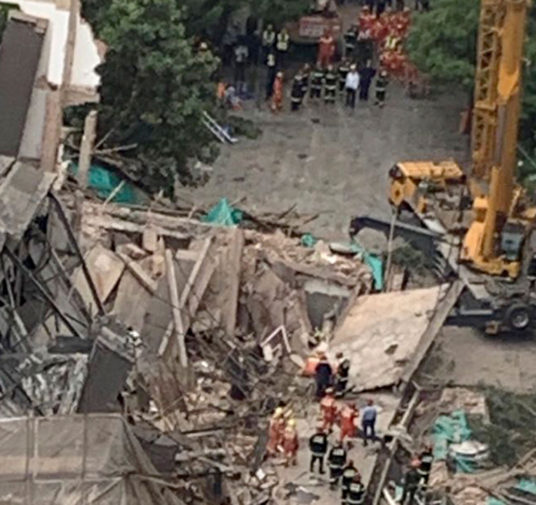 Un derrumbe de un edificio en Shanghai dejó al menos nueve personas atrapadas