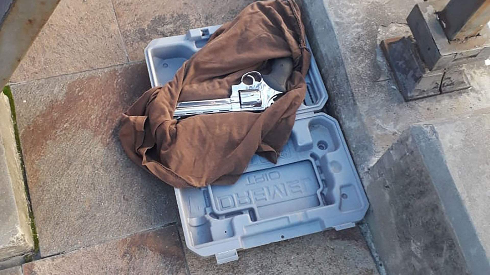 El arma encontrada dentro de la caja del taladro eléctrico que Muñiz lanzó al interior de la Casa Rosada