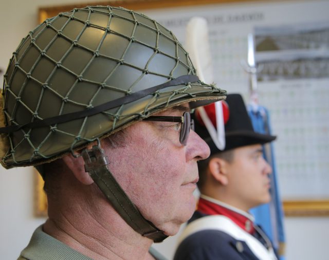 Un militar inglés devolvió a un soldado argentino el casco que usó en Malvinas, conmovido por el caso del veterano Altieri