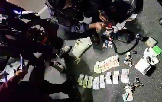 Un motociclista evadió un control policial, lo atraparon y le hallaron casi 20 mil pesos y recetas irregulares