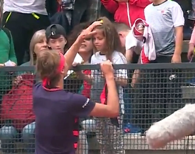 Un pelotazo y un regalo muy especial: el tierno gesto de Alex Zverev con una pequeña fanática en Roma