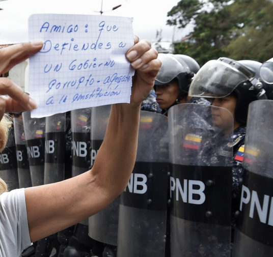 Venezolanos marcharon a los cuarteles para exigir el regreso de la democracia
