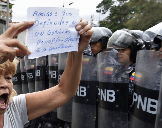 Venezolanos marcharon a los cuarteles para exigir el regreso de la democracia