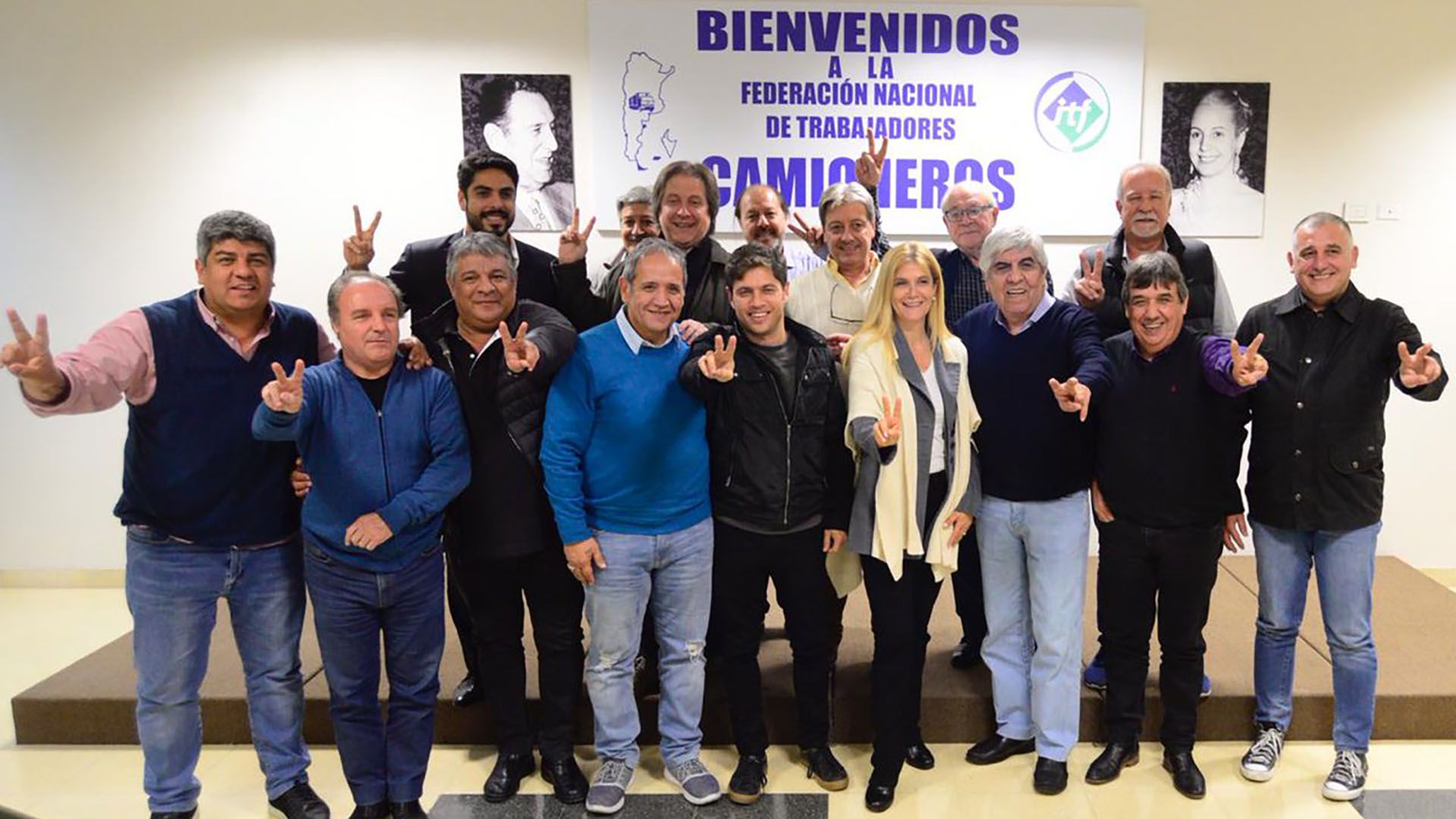 El candidato a gobernador bonaerense, Axel Kicillof y su vice Verónica Magario, junto a Hugo Moyano y otros sindicalistas. (@cgt_camioneros)