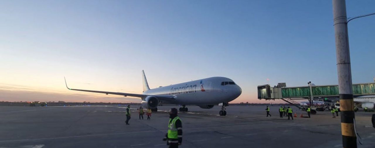 American Airlines inauguró hoy el vuelo directo Córdoba-Miami: el menú incluye "fernet con coca"