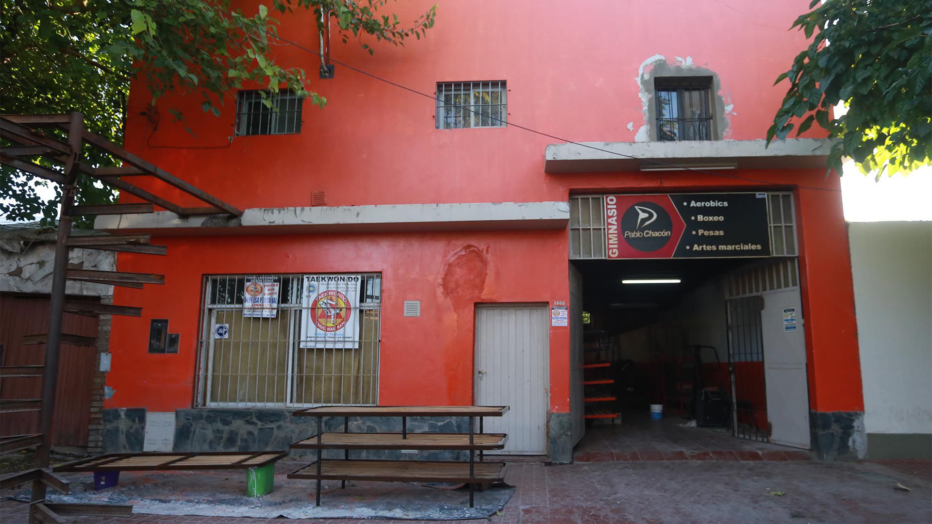 La entrada del gimnasio Pablo Chacón, situado en la ciduad de Las Heras, Mendoza (Agustín Moya)