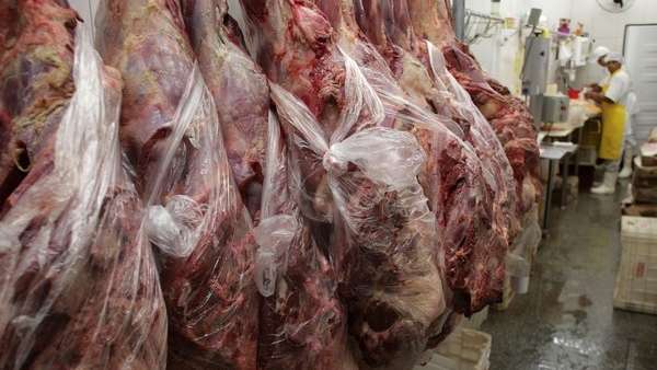 Brasil suspendió exportaciones a China tras aparición de un caso de la enfermedad de la "vaca loca"