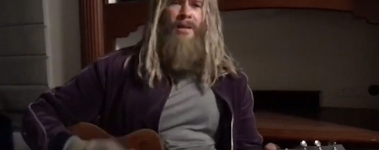Chris Hemsworth conmovió al cantar "Hurt" como Thor gordo