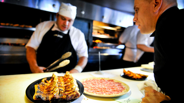 Cómo es comer en "Don Julio", la parrilla de Palermo que está entre los 50 mejores restaurantes del mundo