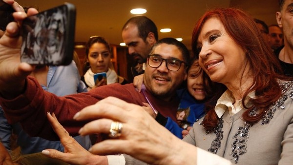 Con una caravana, Cristina Kirchner arrancó la gira de campaña en Santiago del Estero
