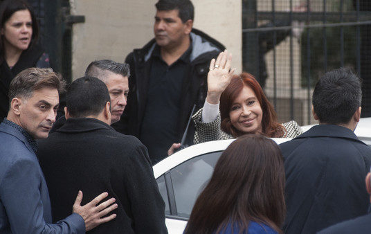 Cristina Kirchner armó una reunión de apuro en el Senado para que le permitan no ir al juicio