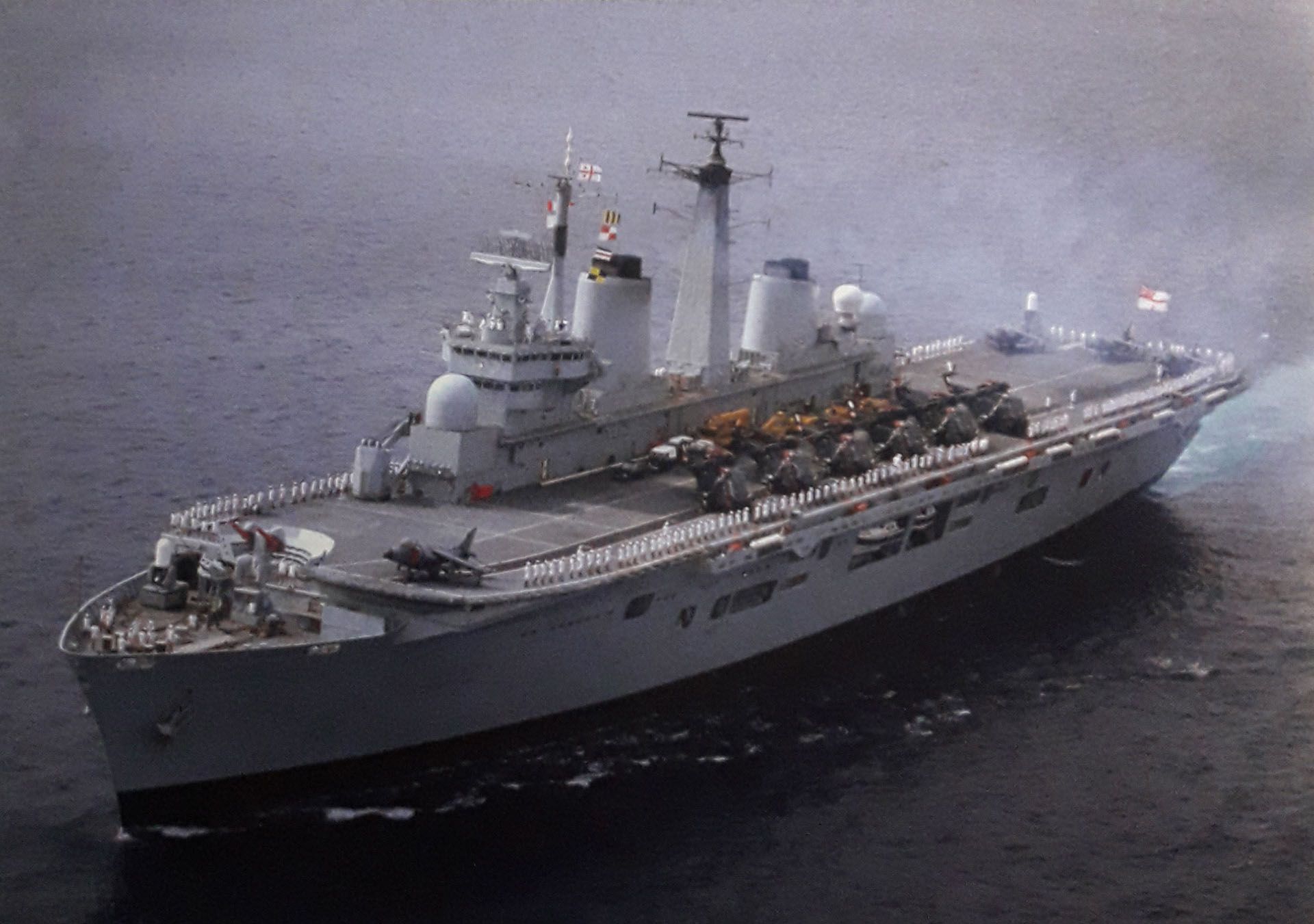 El portaaviones HMS Invencible, símbolo del poderío naval británico
