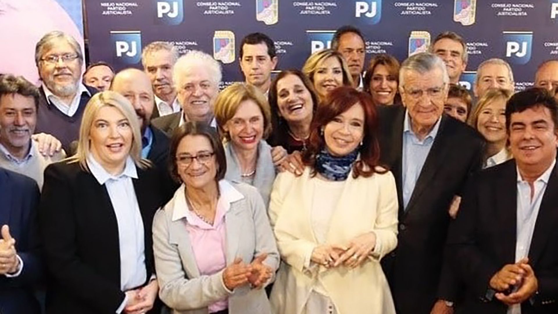 Rosana Bertone en primera fila  junto a la expresidenta y José Luis Gioja en la sede del PJ cuando se convocó a la unidad peronista