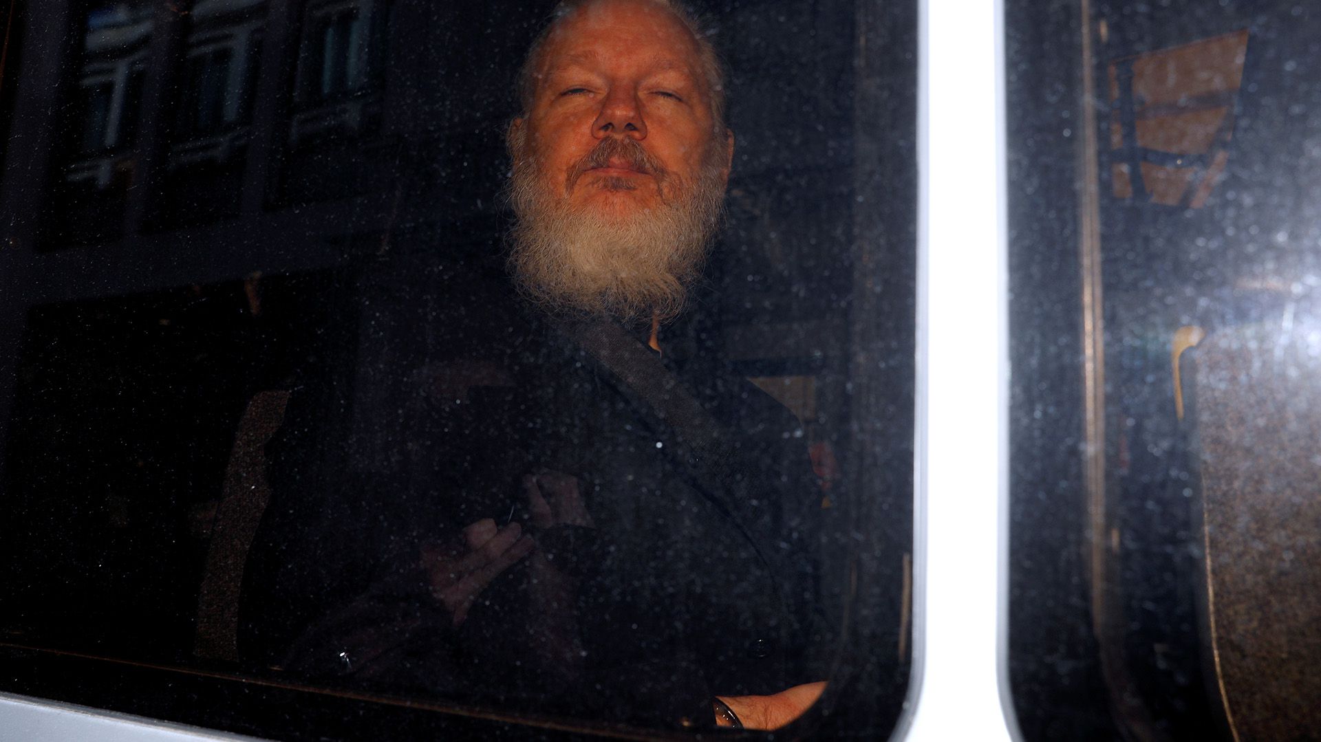 El fundador de WikiLeaks, Julian Assange, en las afueras de Westminster Magistrates Court en Londres, Gran Bretaña, tras ser detenido por la policía británica el 11 de abril de 2019. (Reuters)