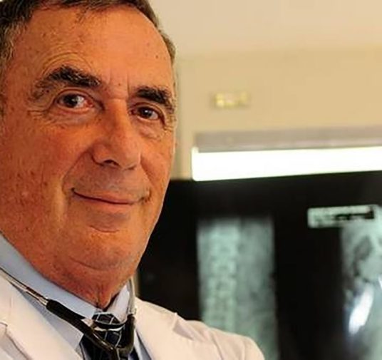 El médico que operó de una gangrena y le salvó la vida al Papa Francisco cuando todavía era un cura en Buenos Aires