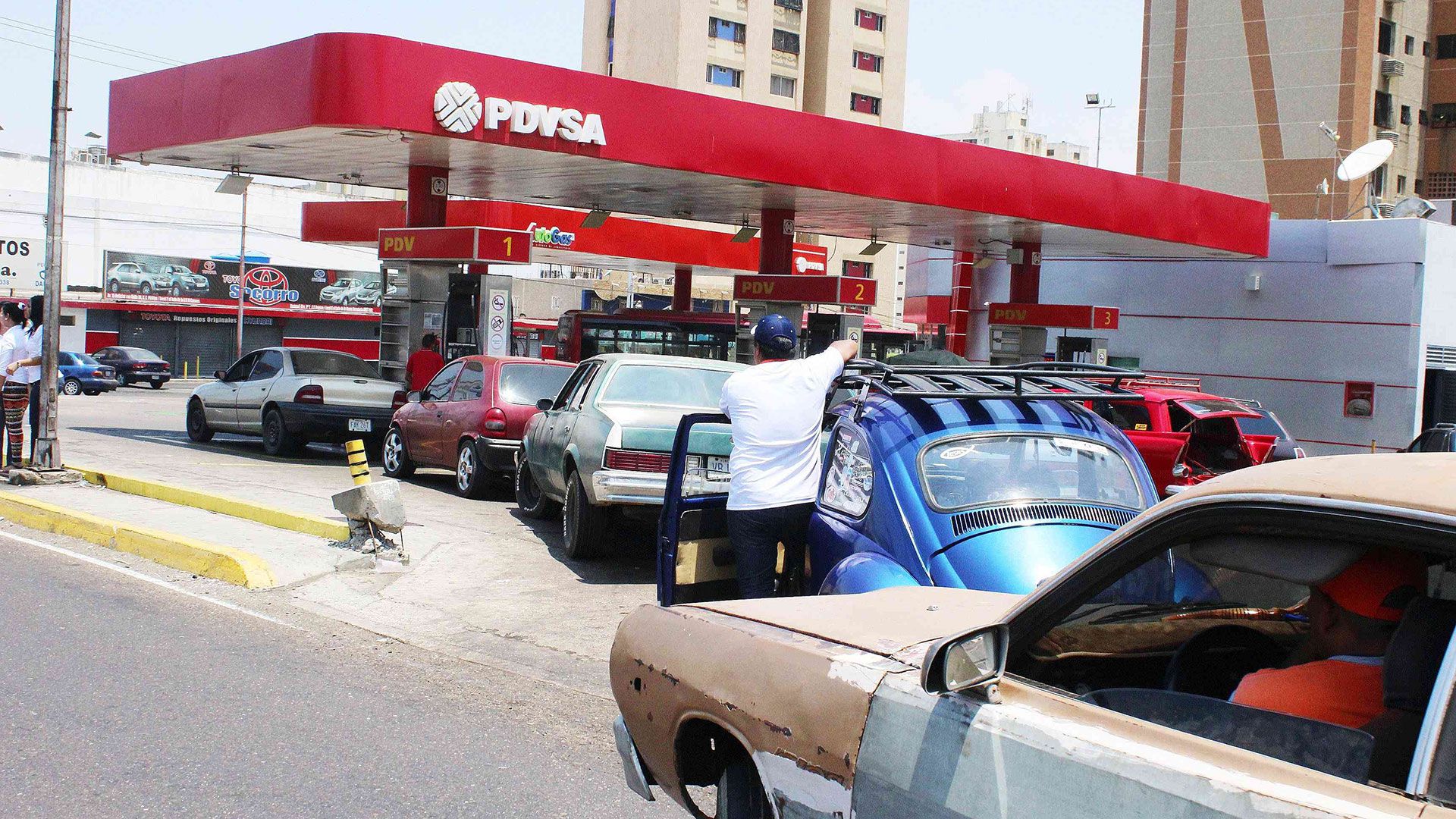 Se agrava la escasez de gasolina en Venezuela