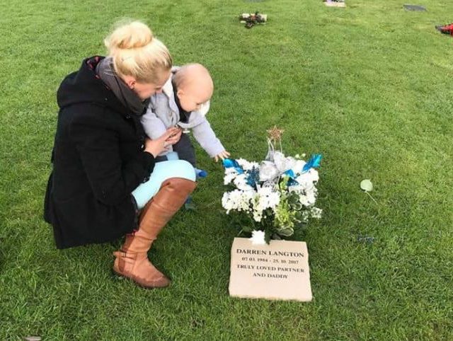El video que conmovió a Reino Unido: un niño jugando sobre la lápida de su padre y charlando con él