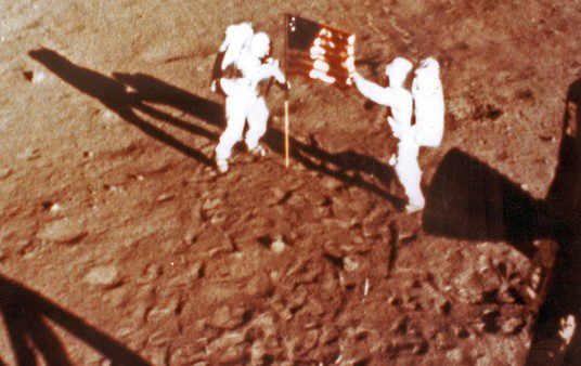 Fotos, meteoritos y hasta un manual de abordo, entre los objetos de las misiones Apollo que subastará Christie´s