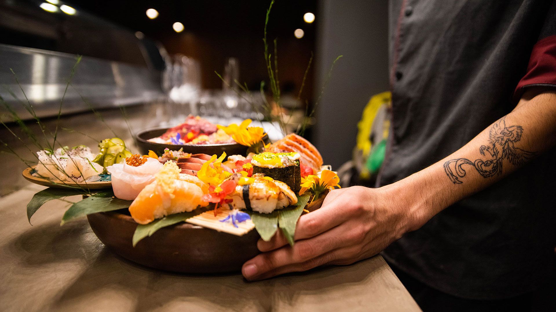 El omakase, es un plato de sushi japonés que le da la autoridad al chef para preparar lo que él desee