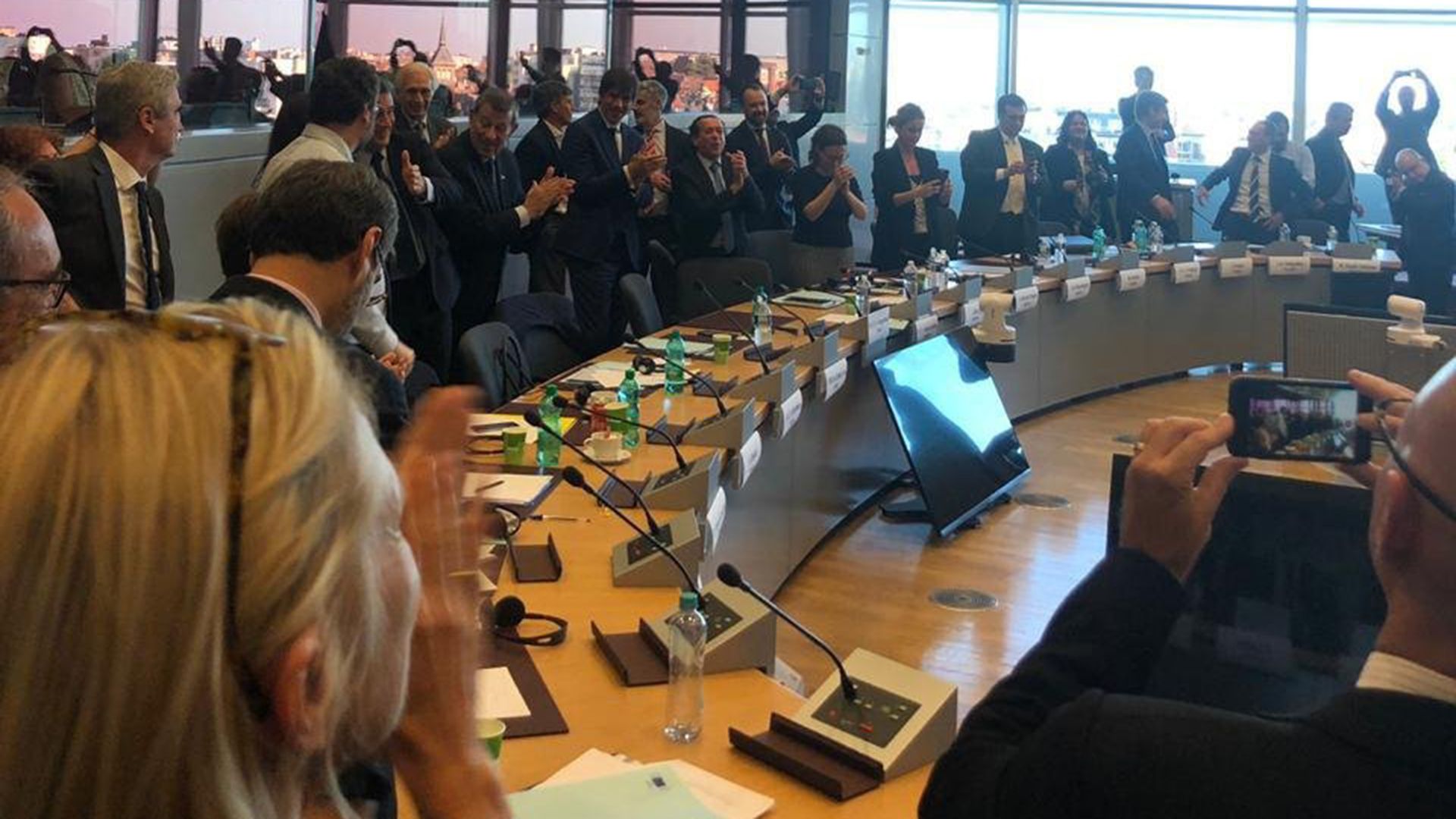 Los representantes de los países miembros celebran el entendimiento (Foto: @JulianObiglio)
