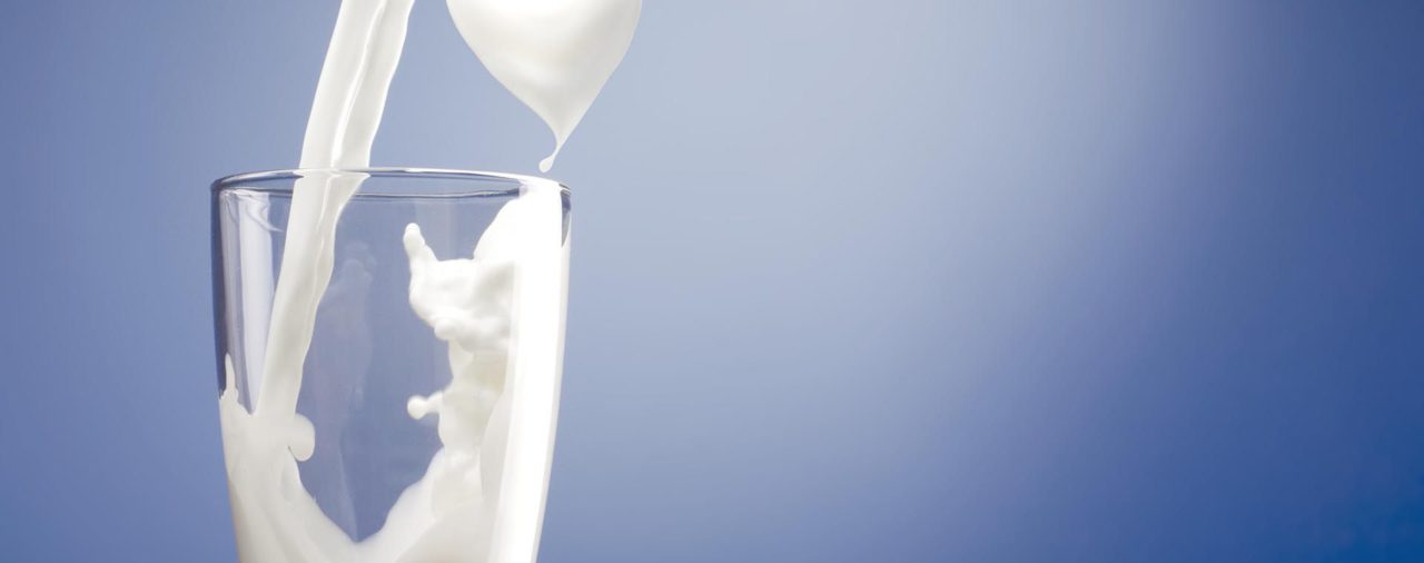 La “buena leche” : ¿por qué el alimento más esencial a lo largo de la vida visita tan seguido el banquillo de los acusados?