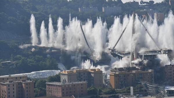 La impactante demolición del puente de Génova que se rompió el año pasado y causó 43 muertes