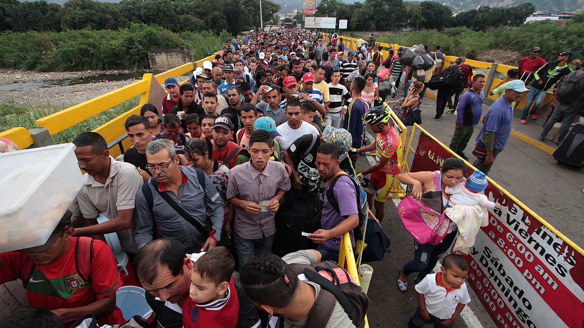 Miles de venezolanos cruzan a diario a Colombia para comprar alimentos y medicinas (AFP)