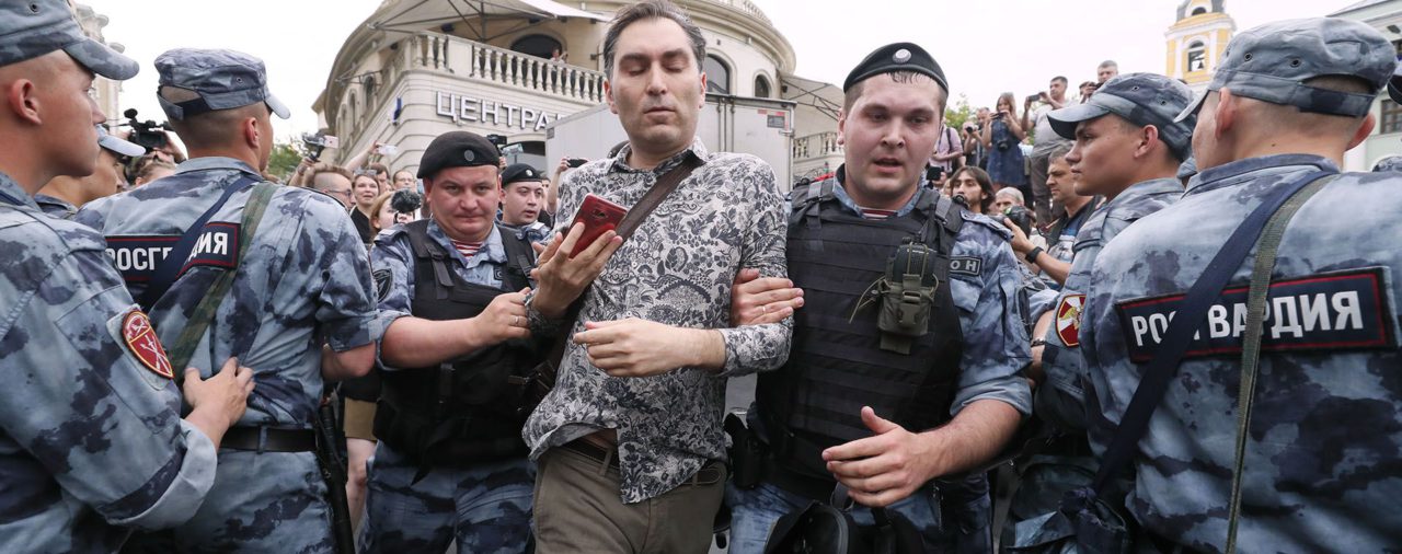La Policía de Rusia reprimió una manifestación pacífica y detuvo a un centenar de personas en Moscú