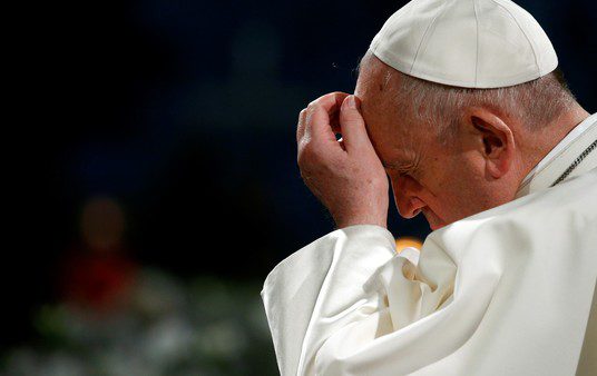 "La soledad de Francisco": un libro analiza la conspiración contra el Papa y los duros momentos de un pontificado tormentoso
