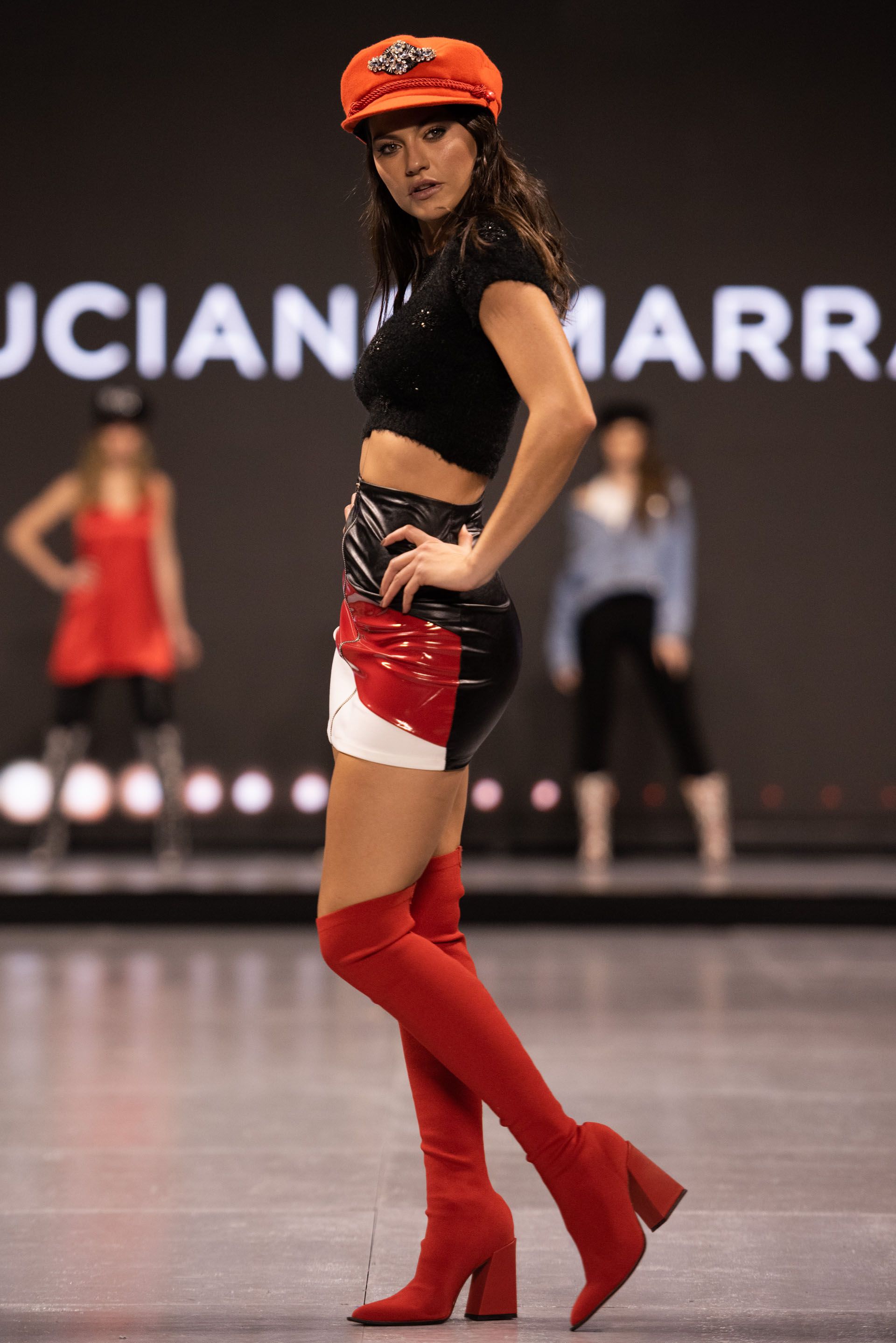 Sofía “Jujuy” Jiménez, participó del desfile de Luciano Marra con unas botas bucaneras en rojo
