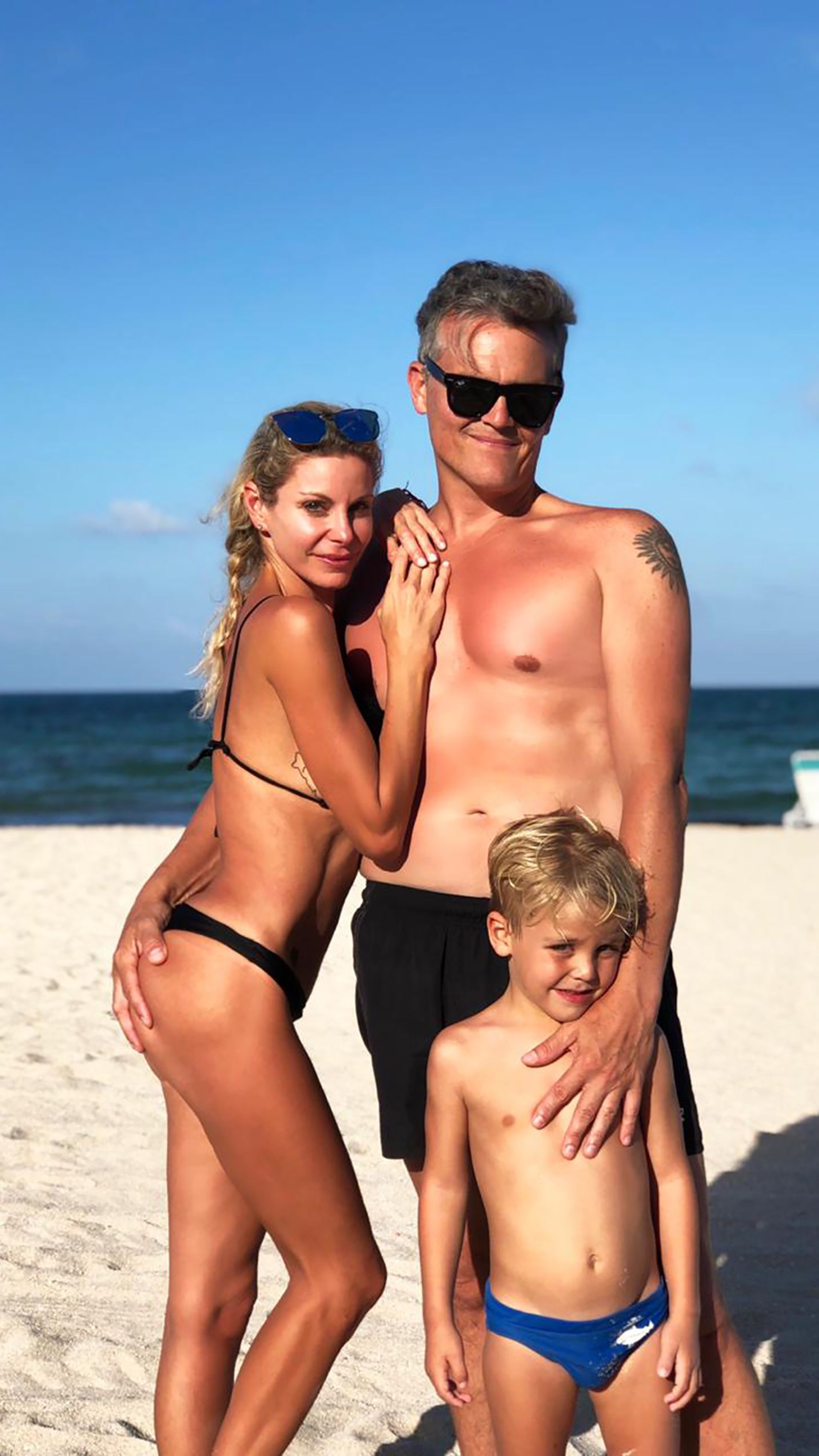 Jimena con su marido, el fotógrafo Lucas y su hijo mayor, Calder en las playas de Miami, donde pasaron las últimas vacaciones familiares