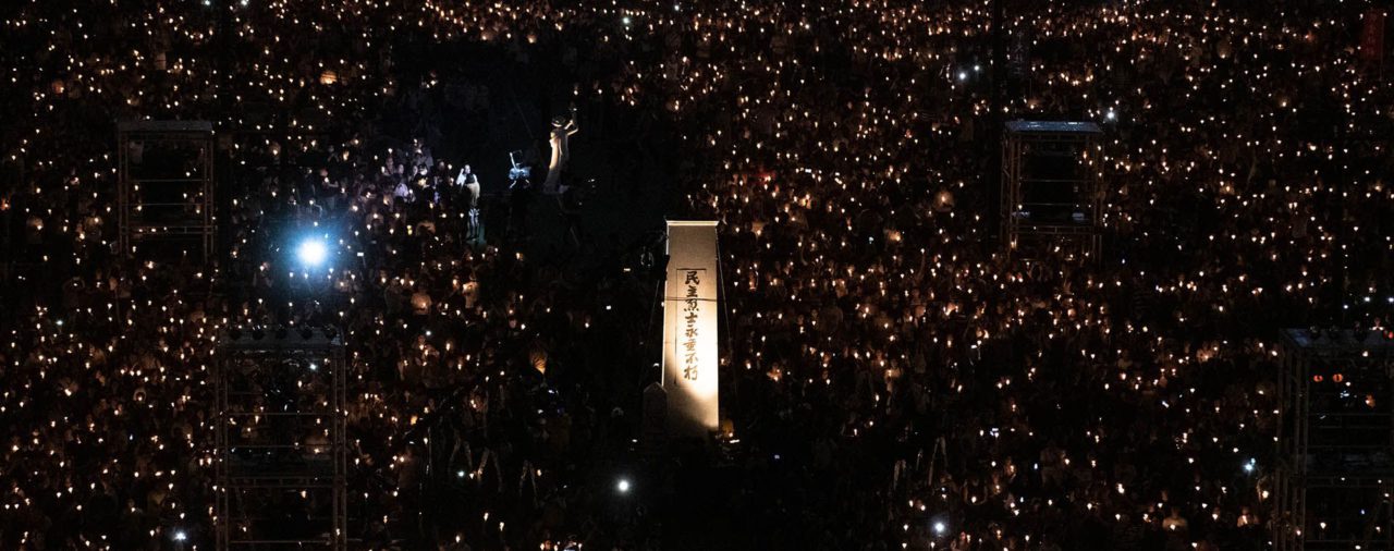Las fotos de la multitudinaria vigilia en Hong Kong para recordar el 30 aniversario de la masacre de la Plaza Tiananmén