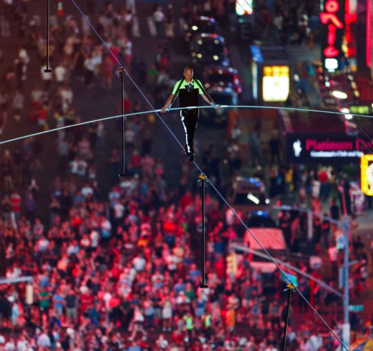 Las fotos de los hermanos equilibristas que cruzaron Times Square por un cable a 25 pisos de altura